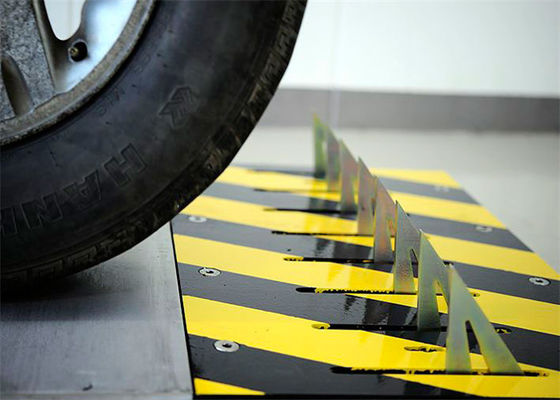 Bezpieczeństwo drogowe Dwuwymiarowy zabójca opon z 304 szpikami ze stali nierdzewnej 40T pojemność ciężkości i 2s czasu podnoszenia